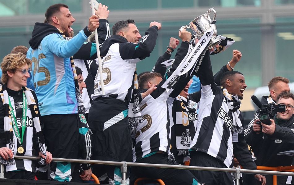 Cổ động viên cuồng nhiệt khi Newcastle United thắng kịch tính trước Qarabag